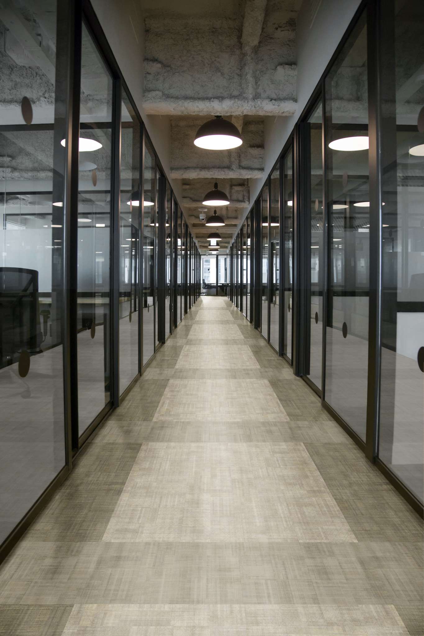 Qual o melhor piso para corredor de ambientes comerciais e corporativos?