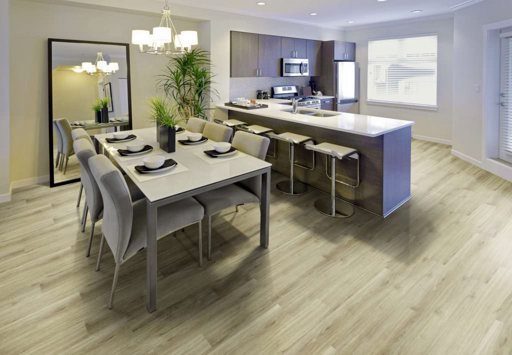 Cozinha com mesa de jantar e balcão de mármore com piso vinílico instalado no chão